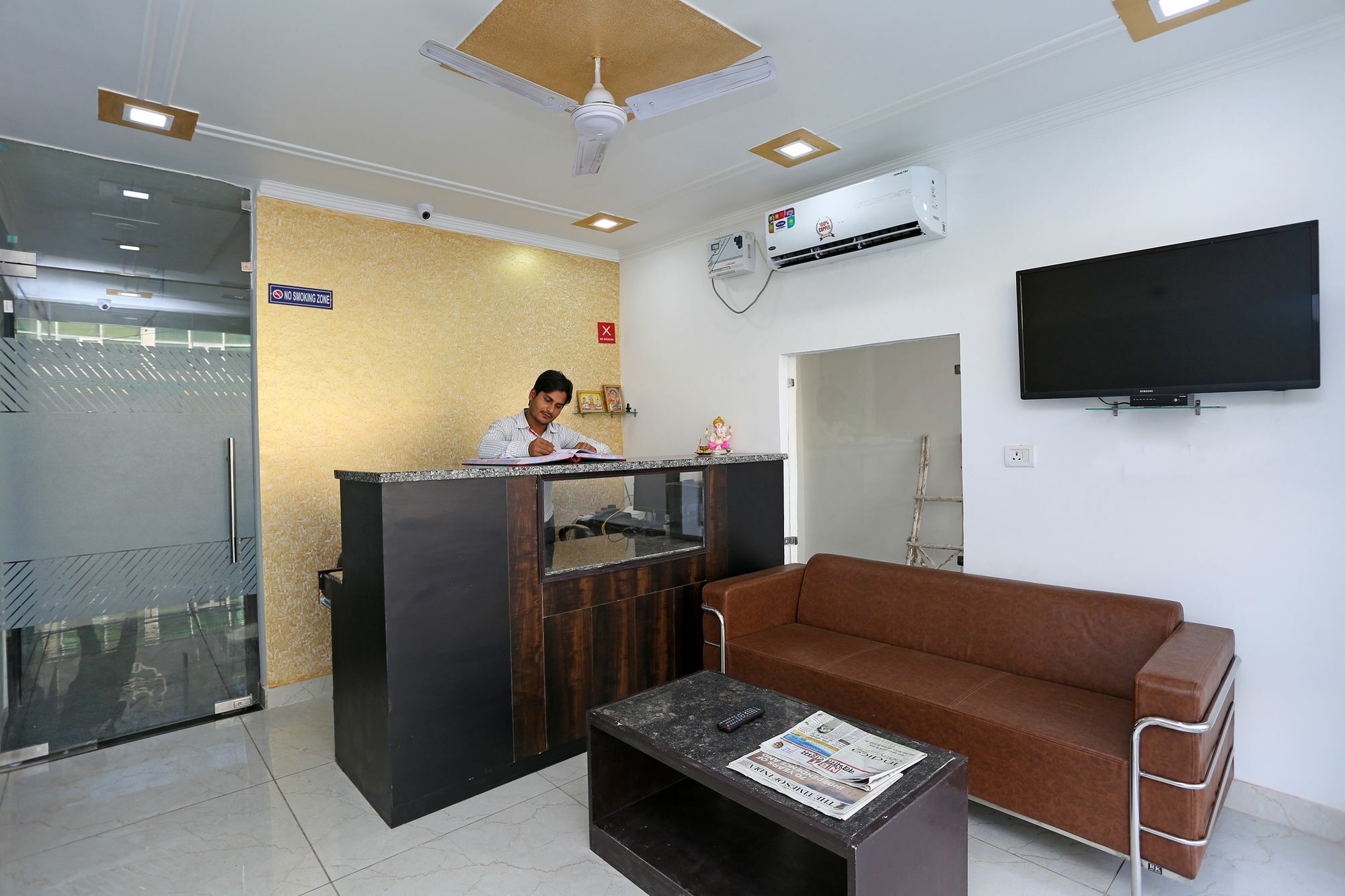 Hotel Aero Stay New Delhi Bagian luar foto