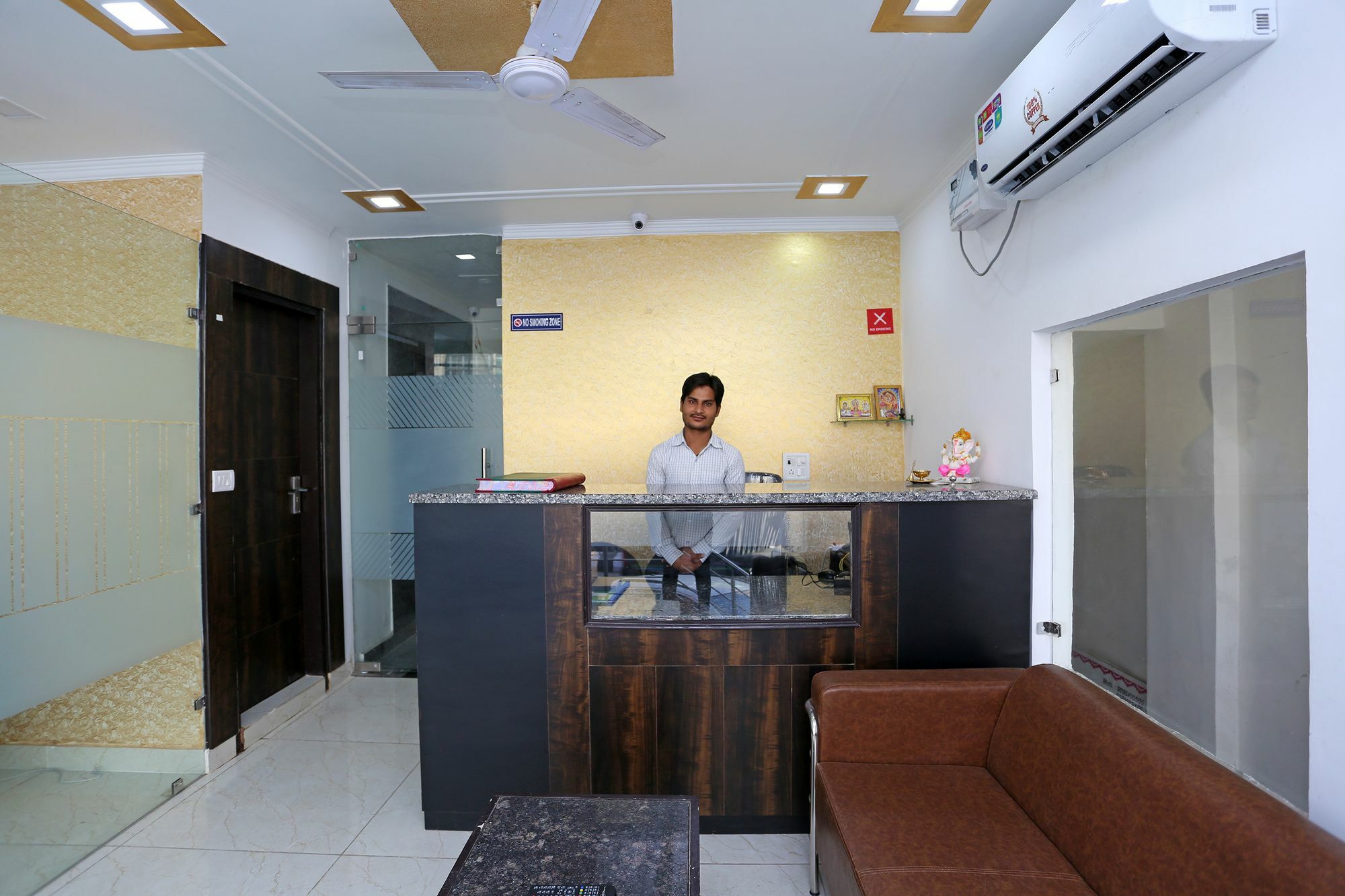 Hotel Aero Stay New Delhi Bagian luar foto